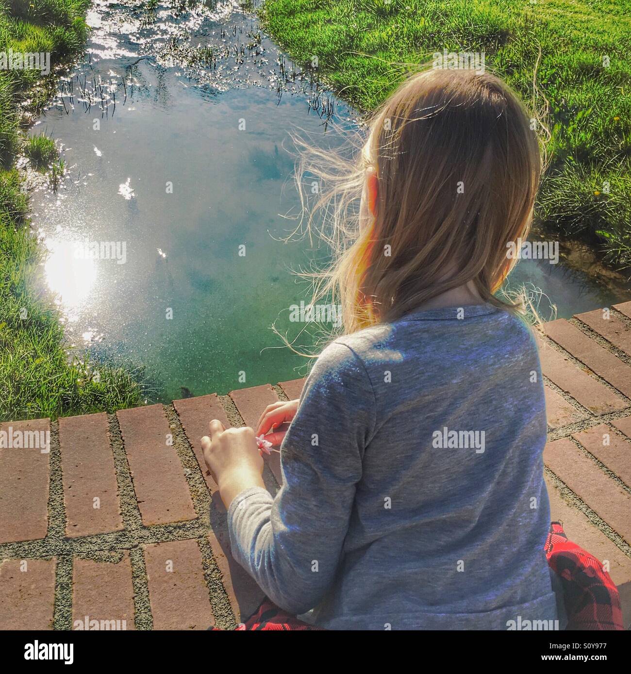 Une fille rêvant d'un ruisseau. Banque D'Images