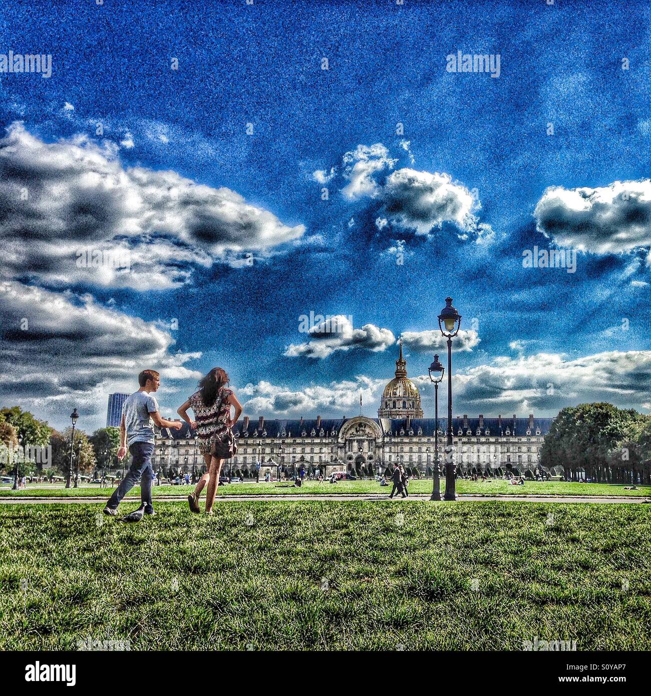 Jeune couple en train de marcher en face de l'Hôtel des Invalides à Paris, France Banque D'Images