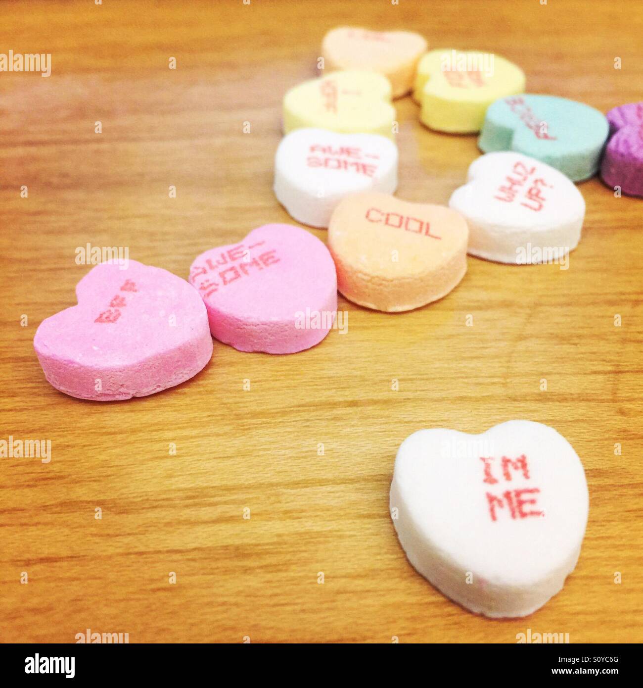 Coeurs de bonbons pour la Saint-Valentin avec une variété de paroles écrites sur eux, comme "cool" et BFF Banque D'Images