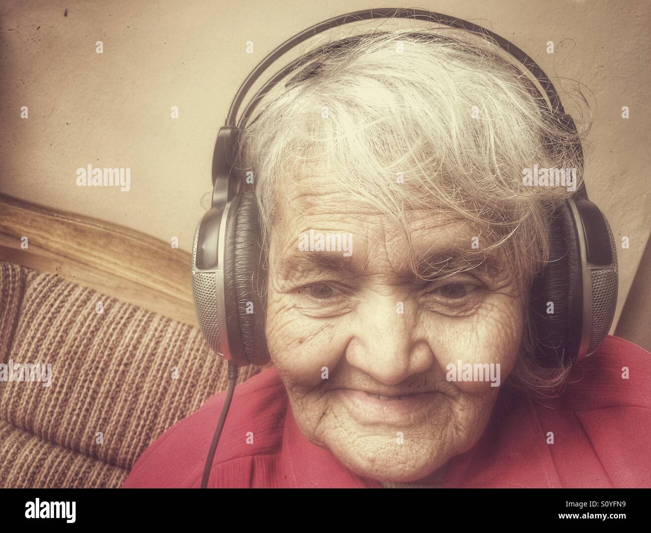 Femme âgée a écouter de la musique - Image de stock capturée avec un smartphone