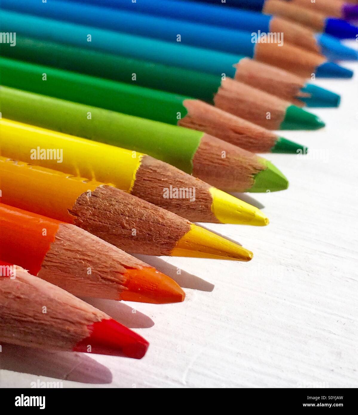 Aiguisé crayon de couleur dans un plan macro sur les rangs Banque D'Images