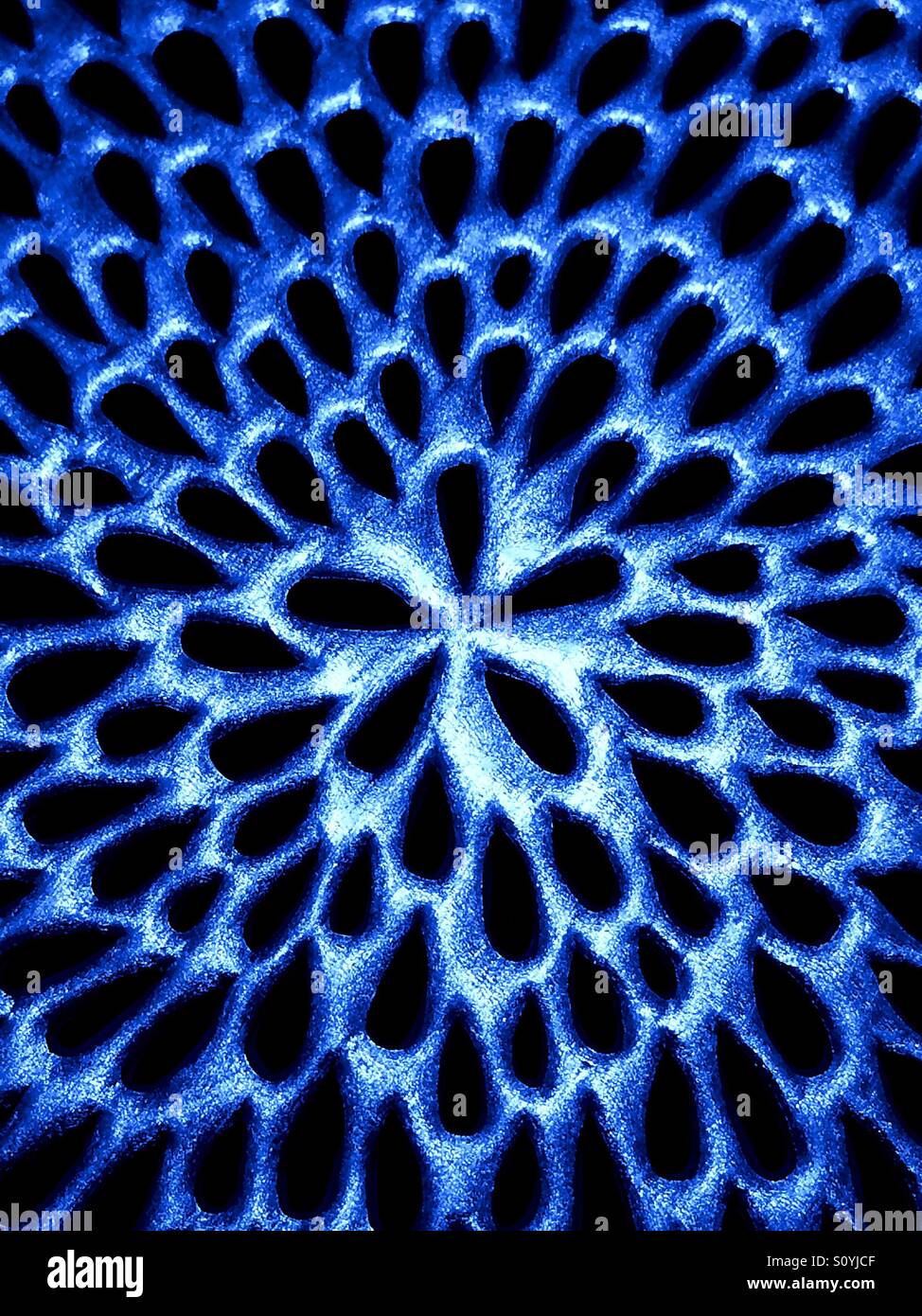 Starburst bleu avec reflet miel-peignée motif créé par napperon métallique Banque D'Images