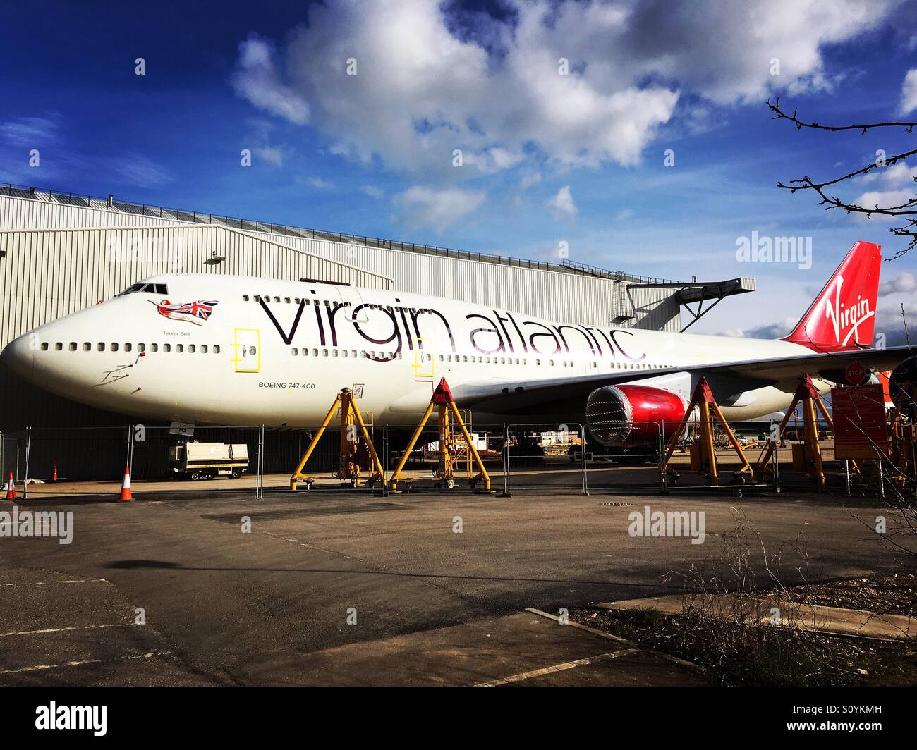 Virgin Atlantic avion Boeing 747-400 appelé Tinker Bell dans l'Aéroport de Cambridge Banque D'Images