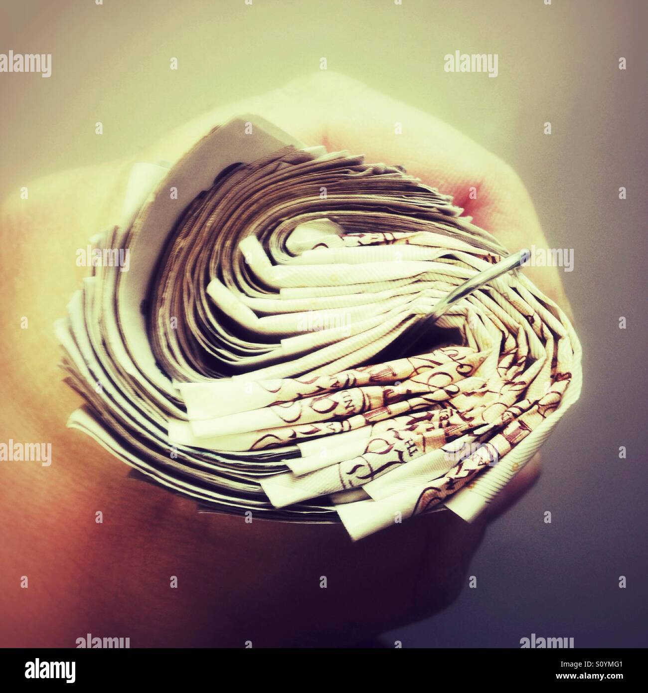 Un rouleau d'argent, un sur dix mille livres sterling pound notes. - Image de stock capturée avec un smartphone