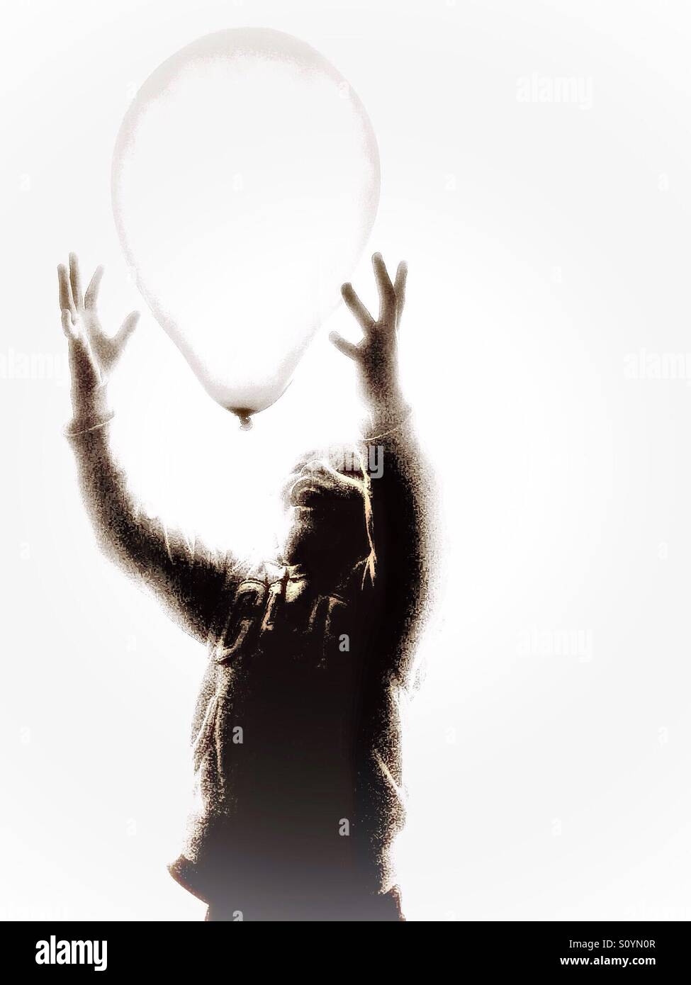 Garçon jouant avec un ballon. - Image de stock capturée avec un smartphone