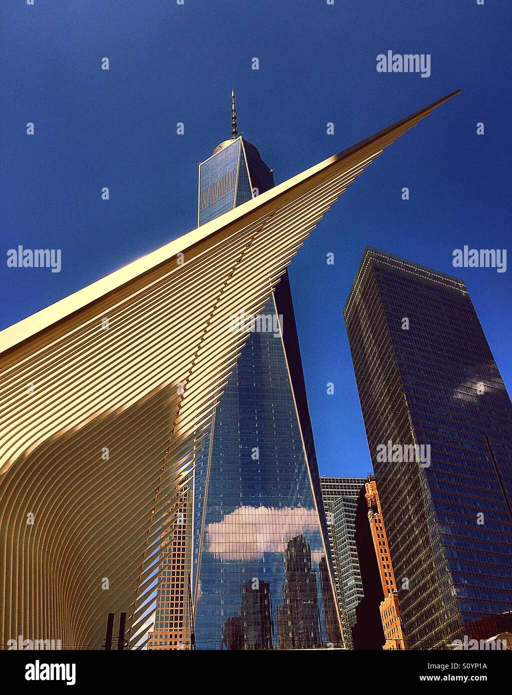 Le centre de transports de winglike architecture et liberté à tour le site du world trade center, NEW YORK CITY - Image de stock capturée avec un smartphone