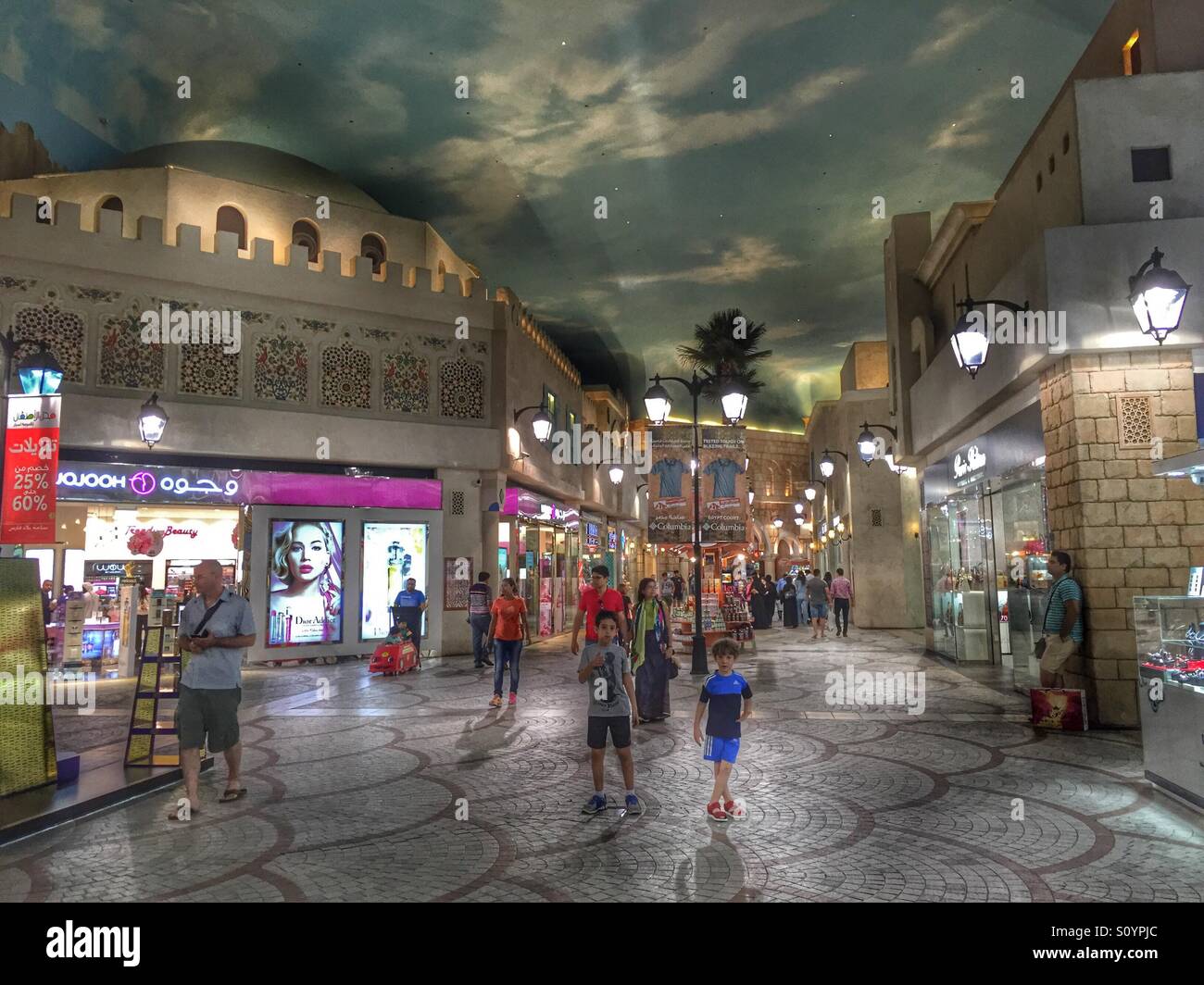Ebn Battouta Mall - Dubaï ÉMIRATS ARABES UNIS - Image de stock capturée avec un smartphone