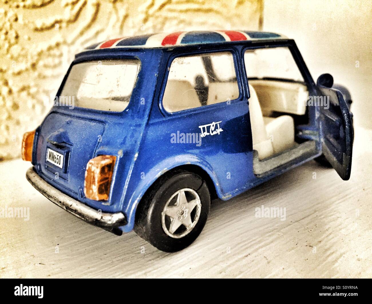 Miniature Motormax AUSTIN MINI COOPER CLASSIC TOIT AVEC DRAPEAU