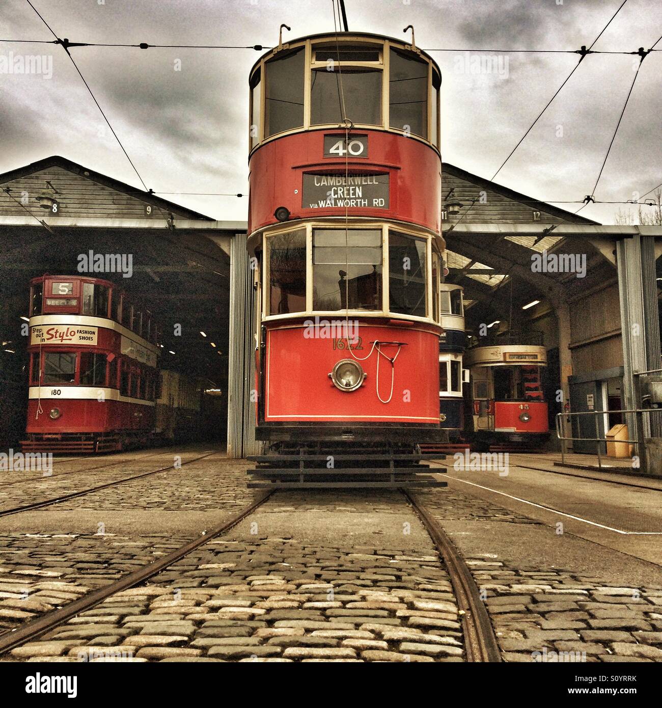 Les tramways à l'arrêt de tramway Tramway museum de Crich Derbyshire, Angleterre Royaume-uni Banque D'Images