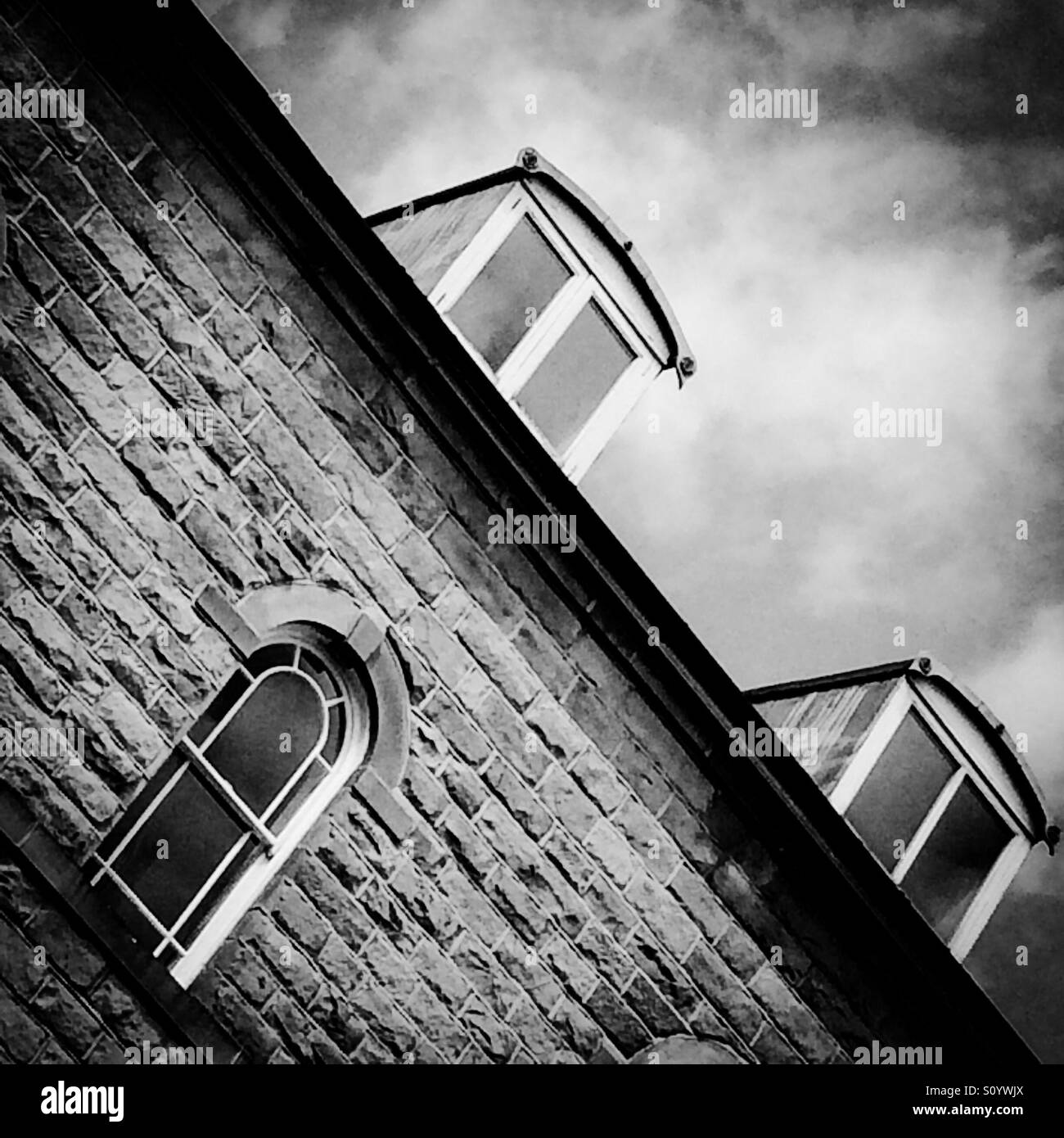 Photographie en noir et blanc de lucarnes sur le toit d'une maison - Image de stock capturée avec un smartphone