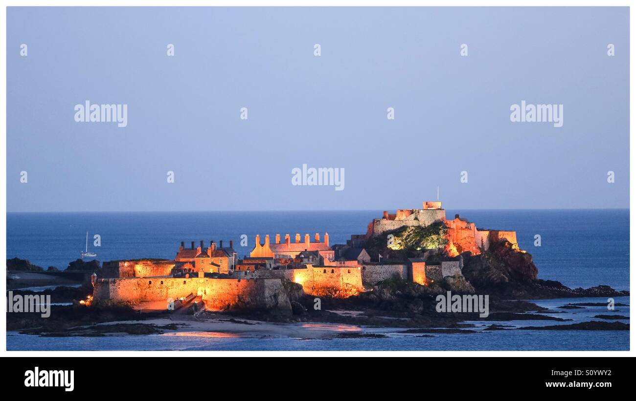 Jersey, l'Île Channel, St.Helier, Island, la vie de l'Île, touristique,  Tourisme, vacances, vacances, près de la France, petite île, petites  routes, météo, soleil lumineux, château Elizabeth, lumières du soir Photo  Stock -