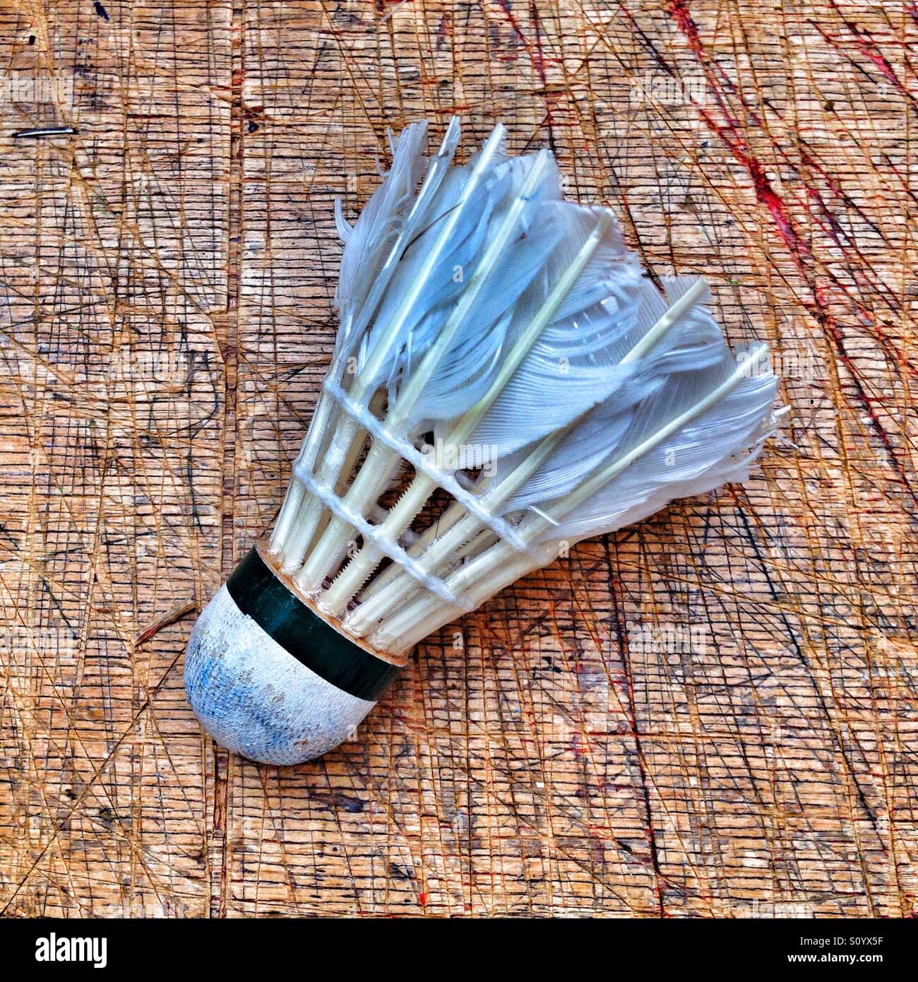 Ancien utilisé feather volant utilisé pour jouer au badminton. Banque D'Images