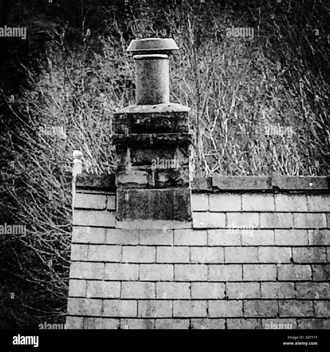 Photographie en noir et blanc d'une cheminée sur le toit et Banque D'Images