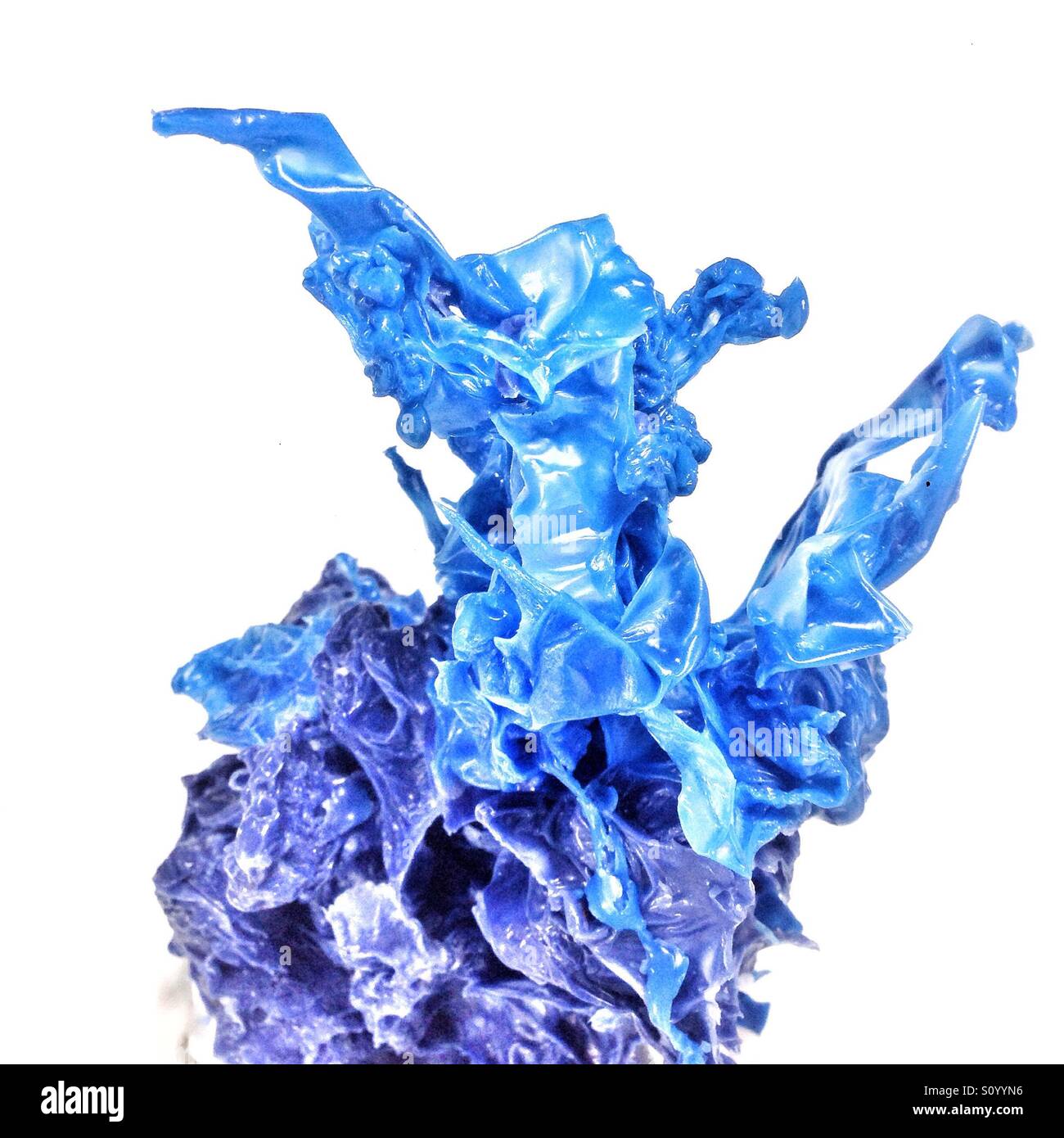 Sculpture en cire abstraite bleue et violette ressemblant aux vagues de l'océan et aux formations coralliennes dans le design artistique Banque D'Images