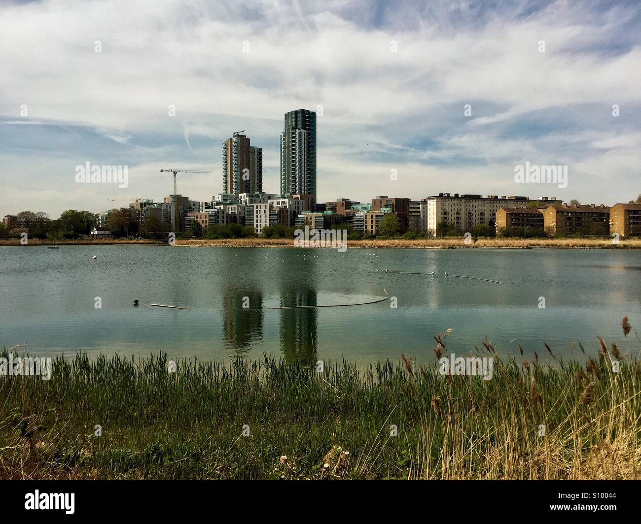 Paysage urbain derrière,Woodberry zones humides. Une oasis de la faune qui a ouvert ses portes à Londres, en mai 2016 Banque D'Images