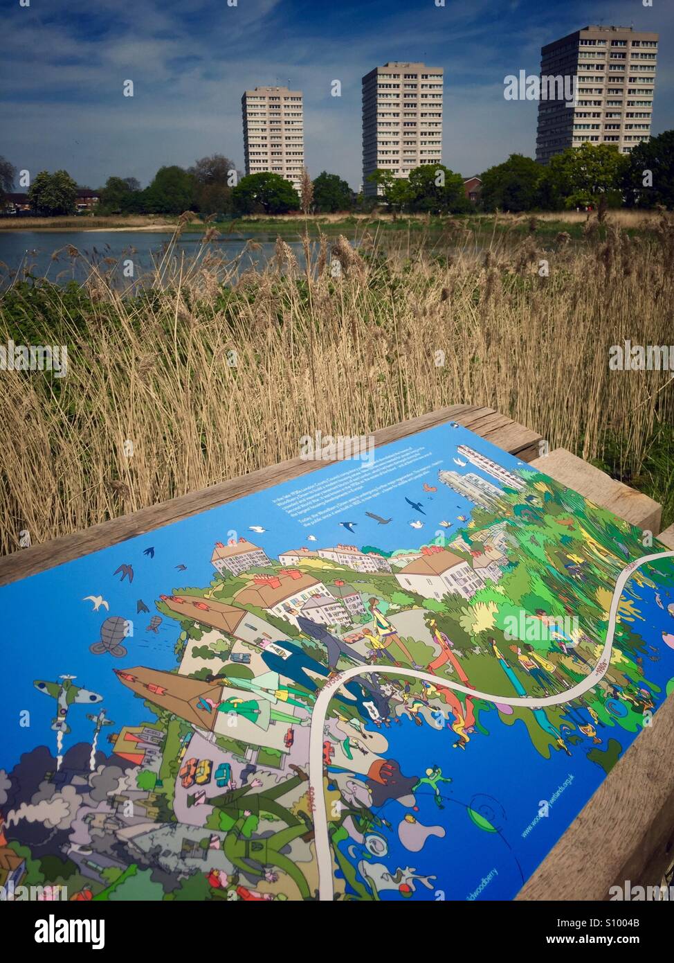 Woodberry zones humides, carte, afficher et du paysage urbain dans l'arrière-plan. Un ilslife oasis qui a ouvert ses portes à Hackney, Londres, mai 2016 Banque D'Images