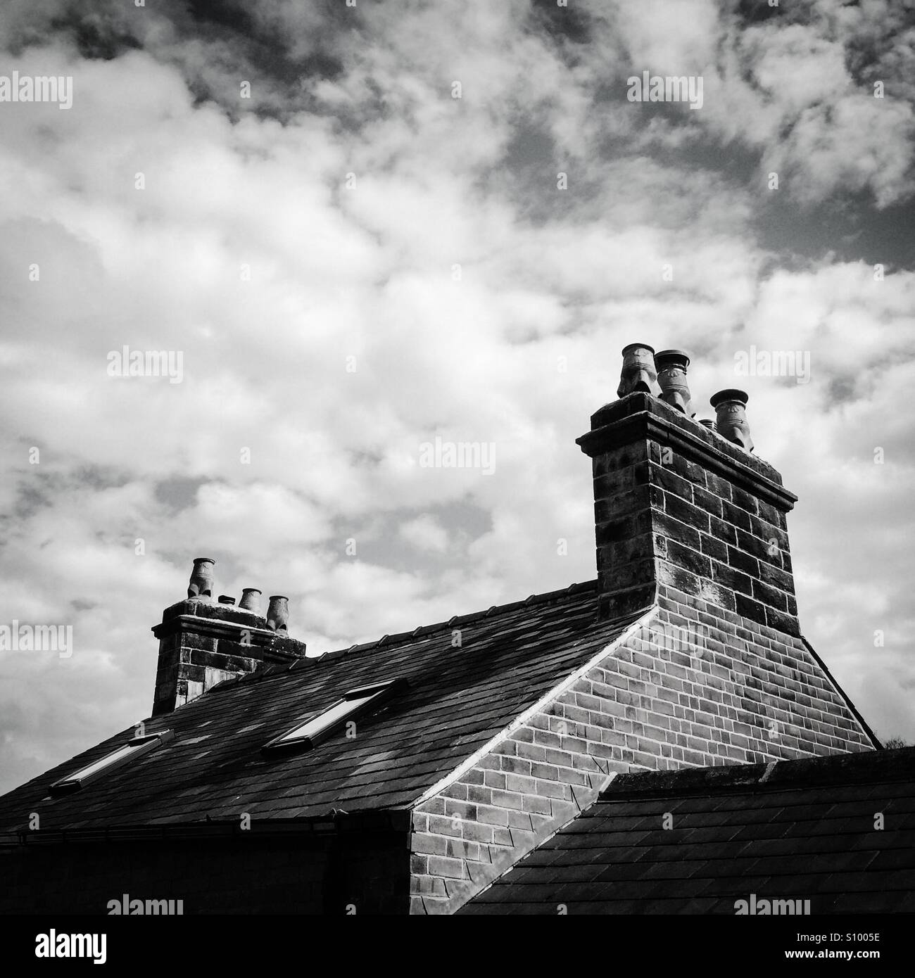 Vue en noir et blanc de toit de maison avec cheminées - Image de stock capturée avec un smartphone