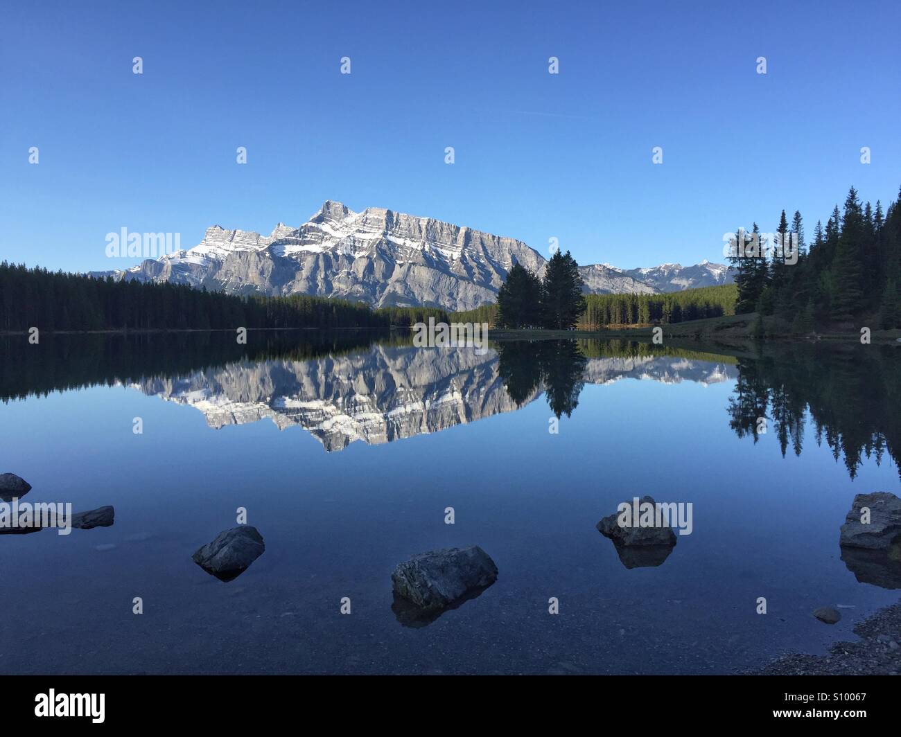 Mon Rundle et deux Jack Lake - Image de stock capturée avec un smartphone