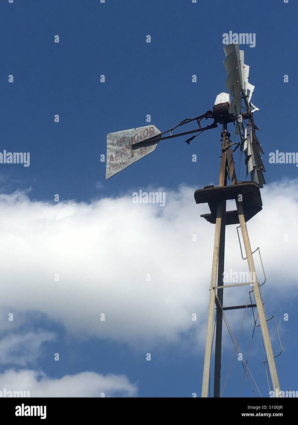 Moulin contre un ciel bleu. Banque D'Images