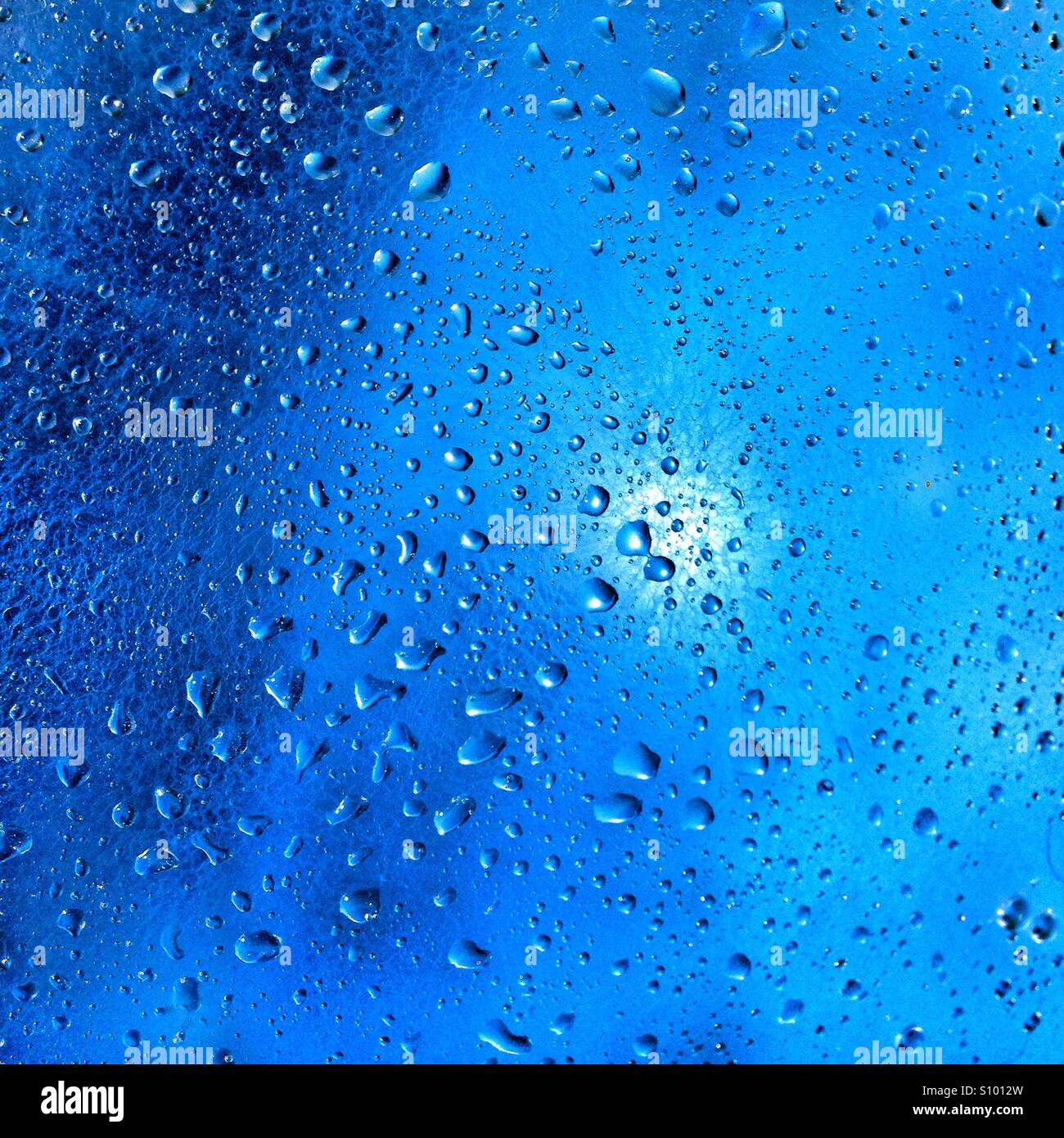 Les gouttelettes d'eau sur fond bleu Banque D'Images