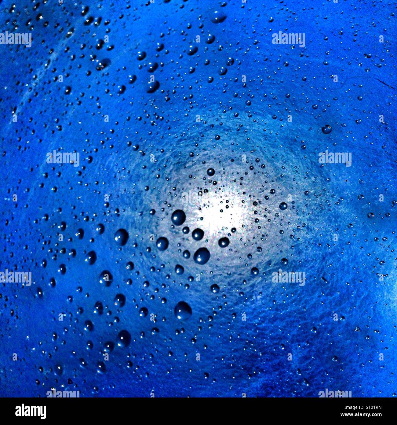 Les gouttelettes d'eau sur un ballon de plage en caoutchouc bleu Banque D'Images