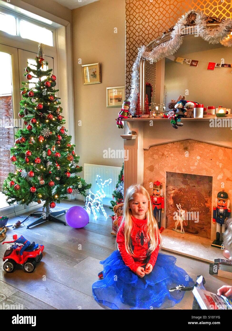Fille d'araignée ! Jeune fille est assise par un arbre de Noël, à côté de casse-noix. Banque D'Images