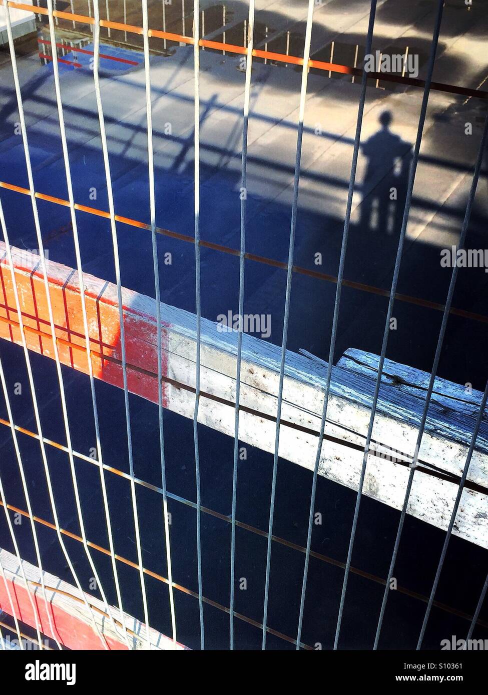 Ombre d'un homme sur un chantier - Image de stock capturée avec un smartphone