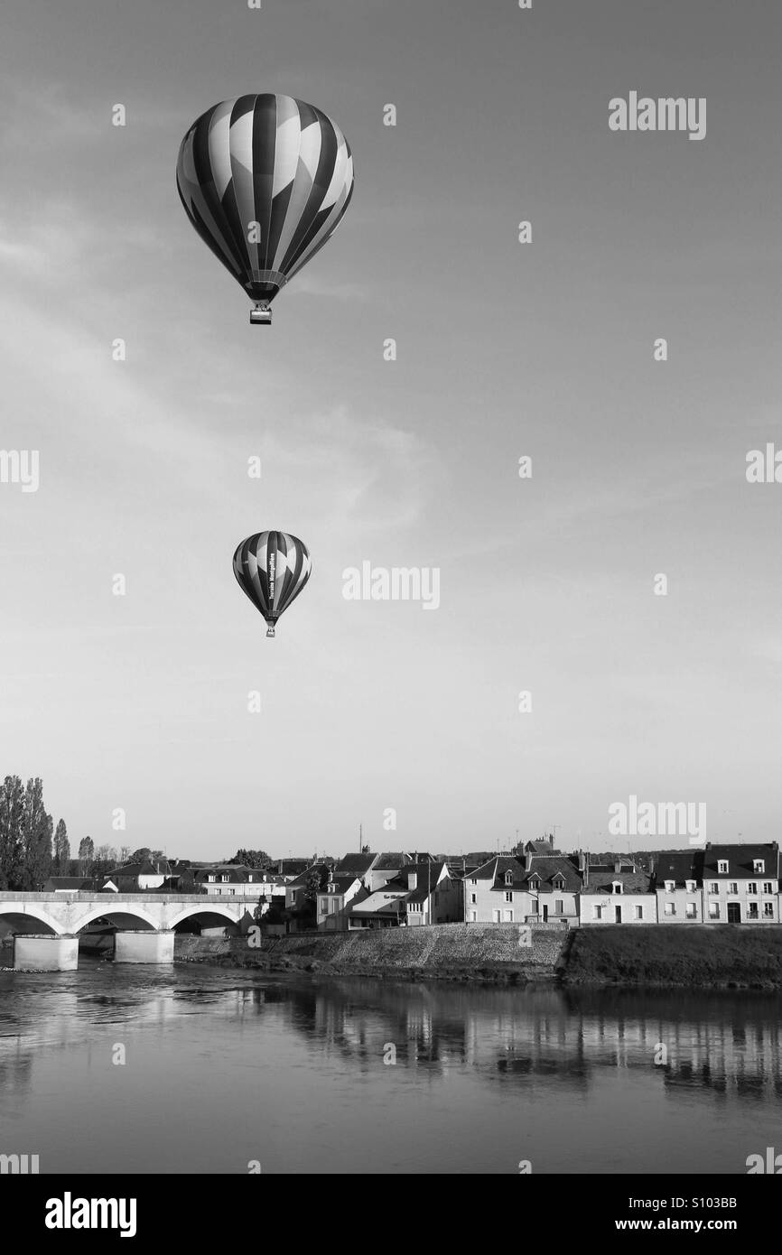 Les ballons à air sur la rivière en noir et blanc Banque D'Images