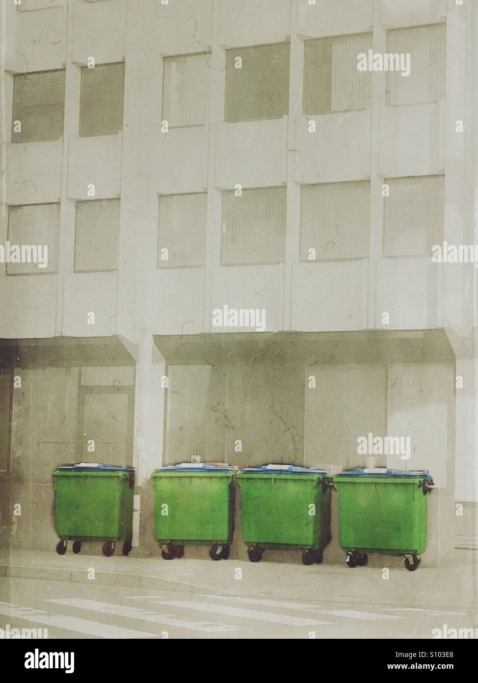 4 poubelles en face d'un immeuble de bureaux - Image de stock capturée avec un smartphone