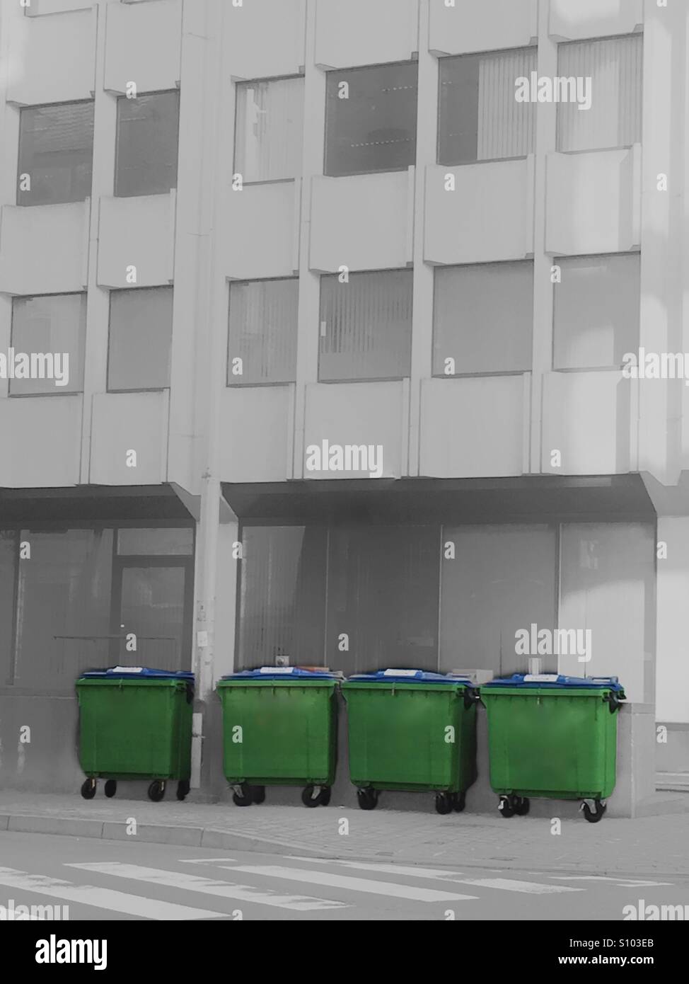 4 poubelles en face d'un immeuble de bureaux - Image de stock capturée avec un smartphone