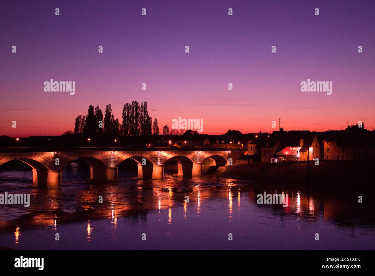 Coucher de soleil rose sur un pont à Amboise, France Banque D'Images