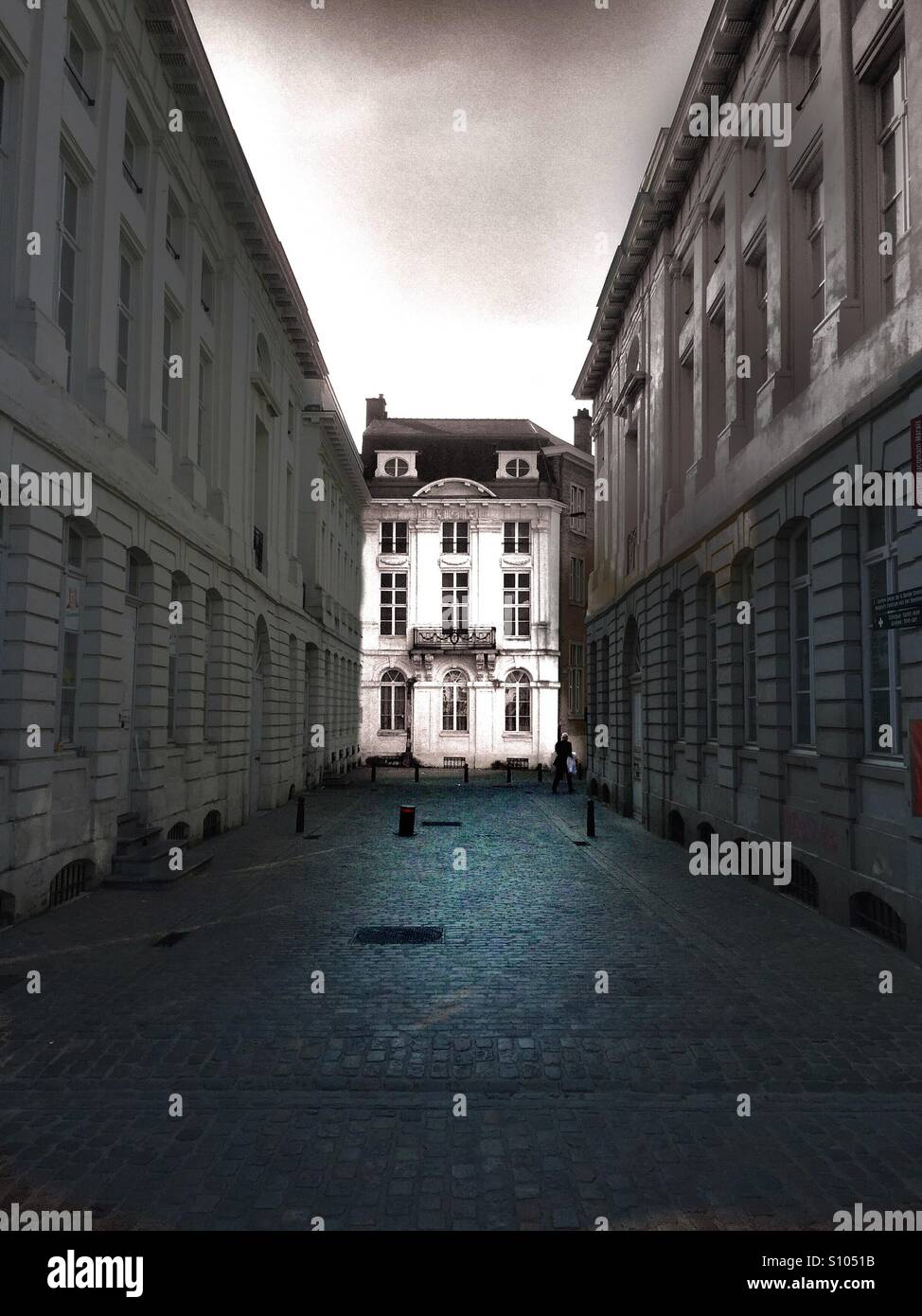 Maison blanche à l'extrémité d'une rue pavée - Image de stock capturée avec un smartphone