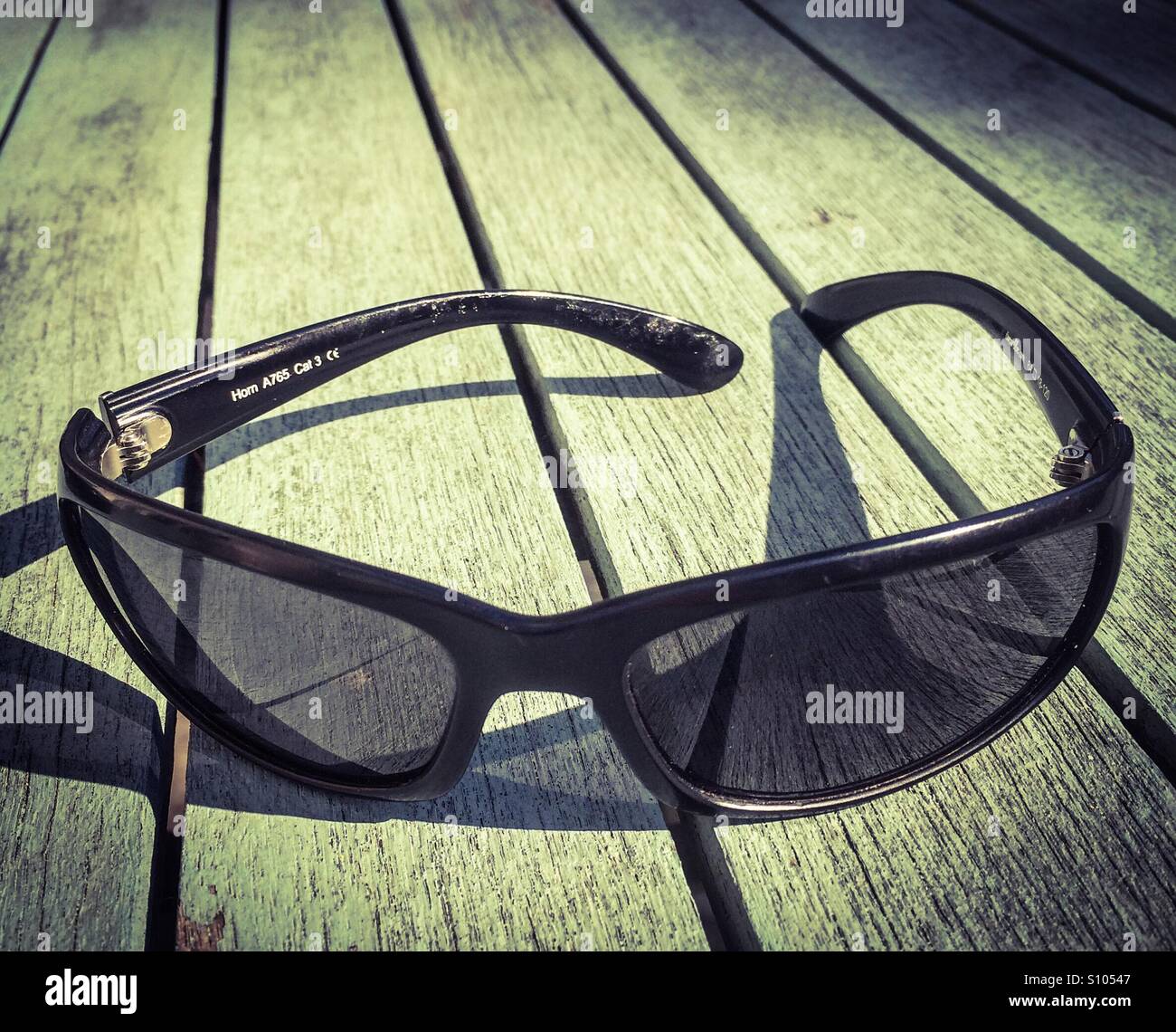 Paire de lunettes noires sur une table en bois Banque D'Images