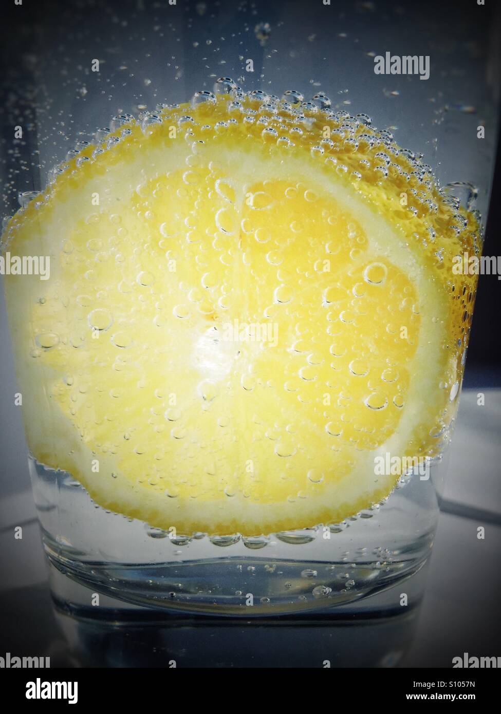 Close up d'un verre d'eau pétillante avec une tranche de citron. - Image de stock capturée avec un smartphone