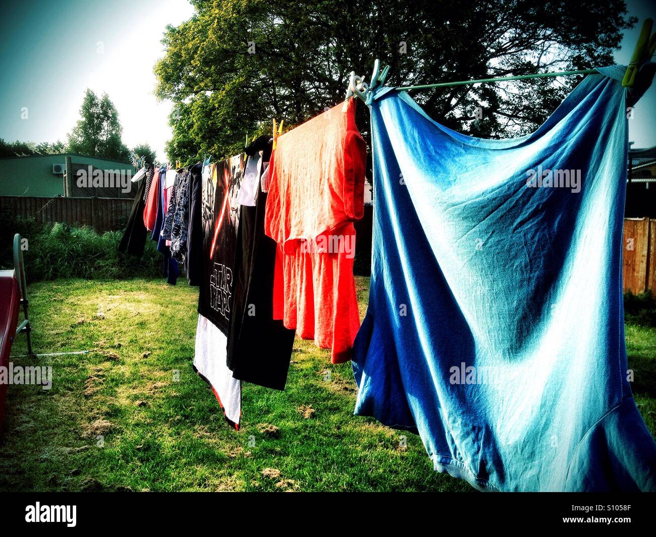 Séchage à l'extérieur sur une buanderie lave-ligne. Banque D'Images