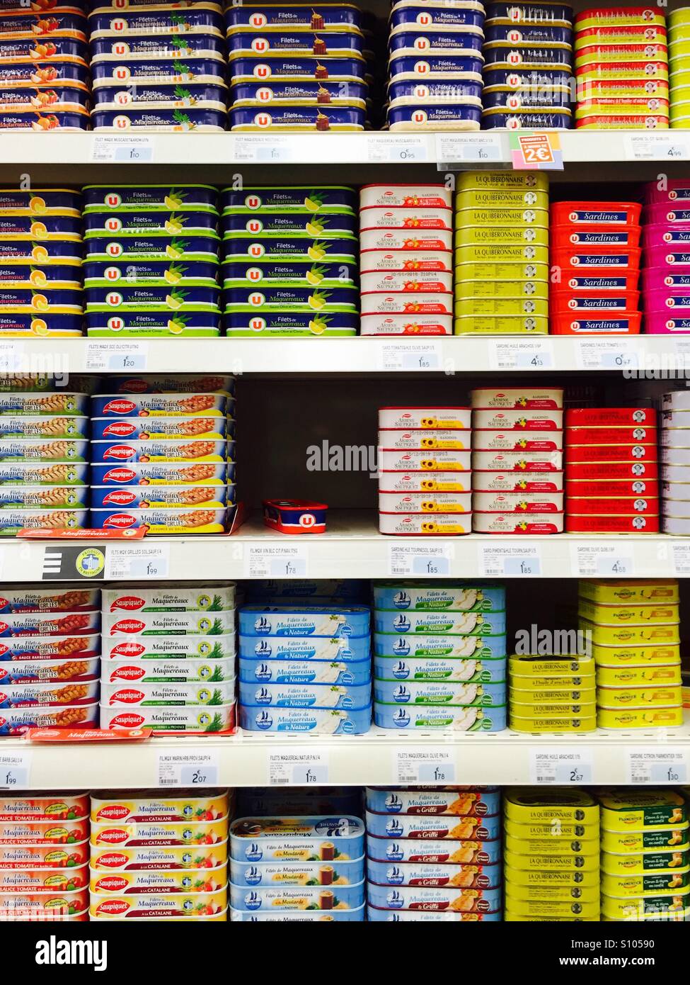 Boîtes de maquereau empilés sur les étagères d'un supermarché français Banque D'Images