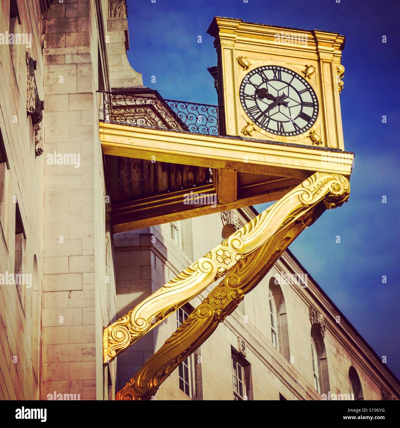 Horloge dorée, du côté de Leeds, Civic Hall. Banque D'Images