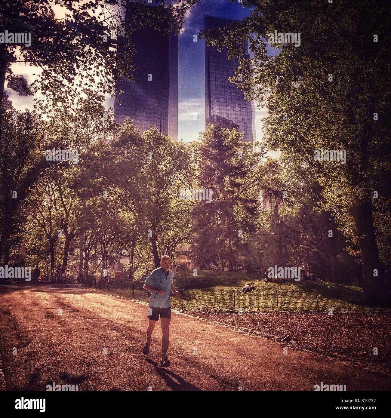 Middle aged man jogging dans le parc Banque D'Images