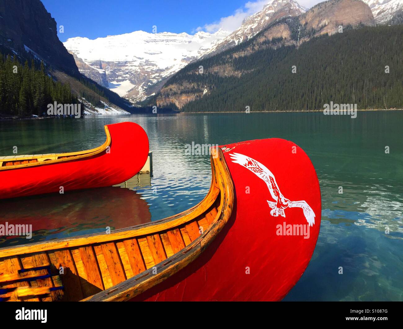 Canoës sur le Lac Louise Banque D'Images