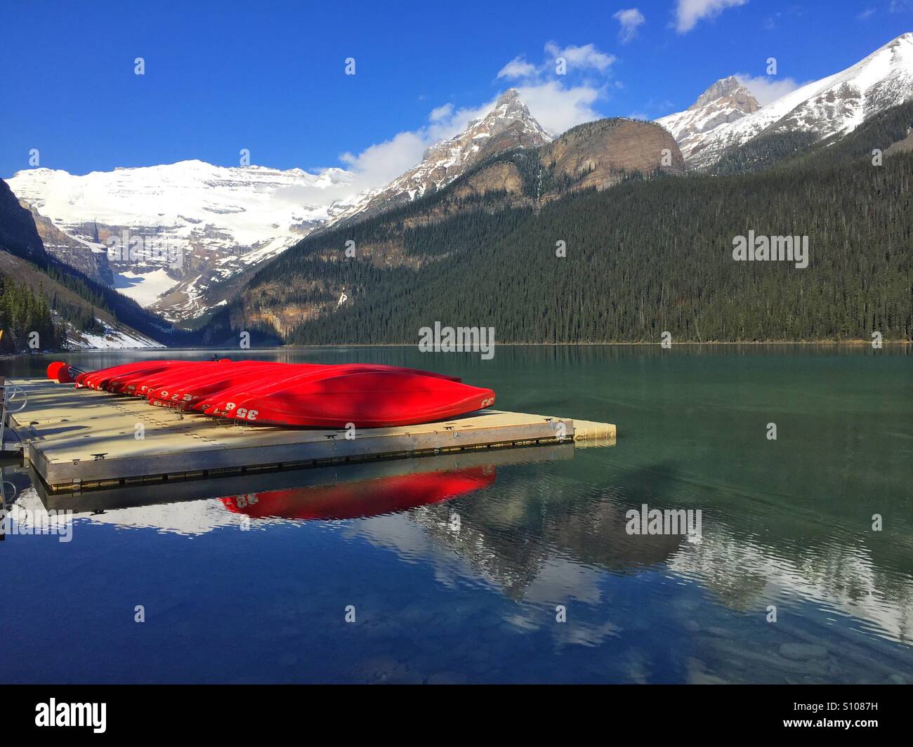 Canoës sur le Lac Louise - Image de stock capturée avec un smartphone