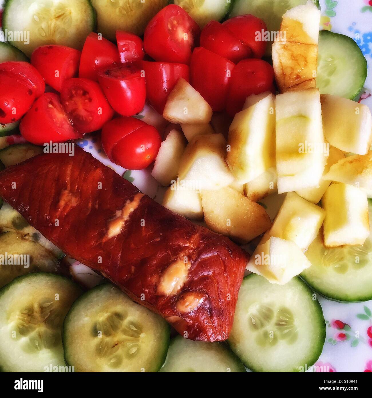 Un déjeuner sain de saumon grillé, tranches de concombre, de tomates et d'Apple. - Image de stock capturée avec un smartphone
