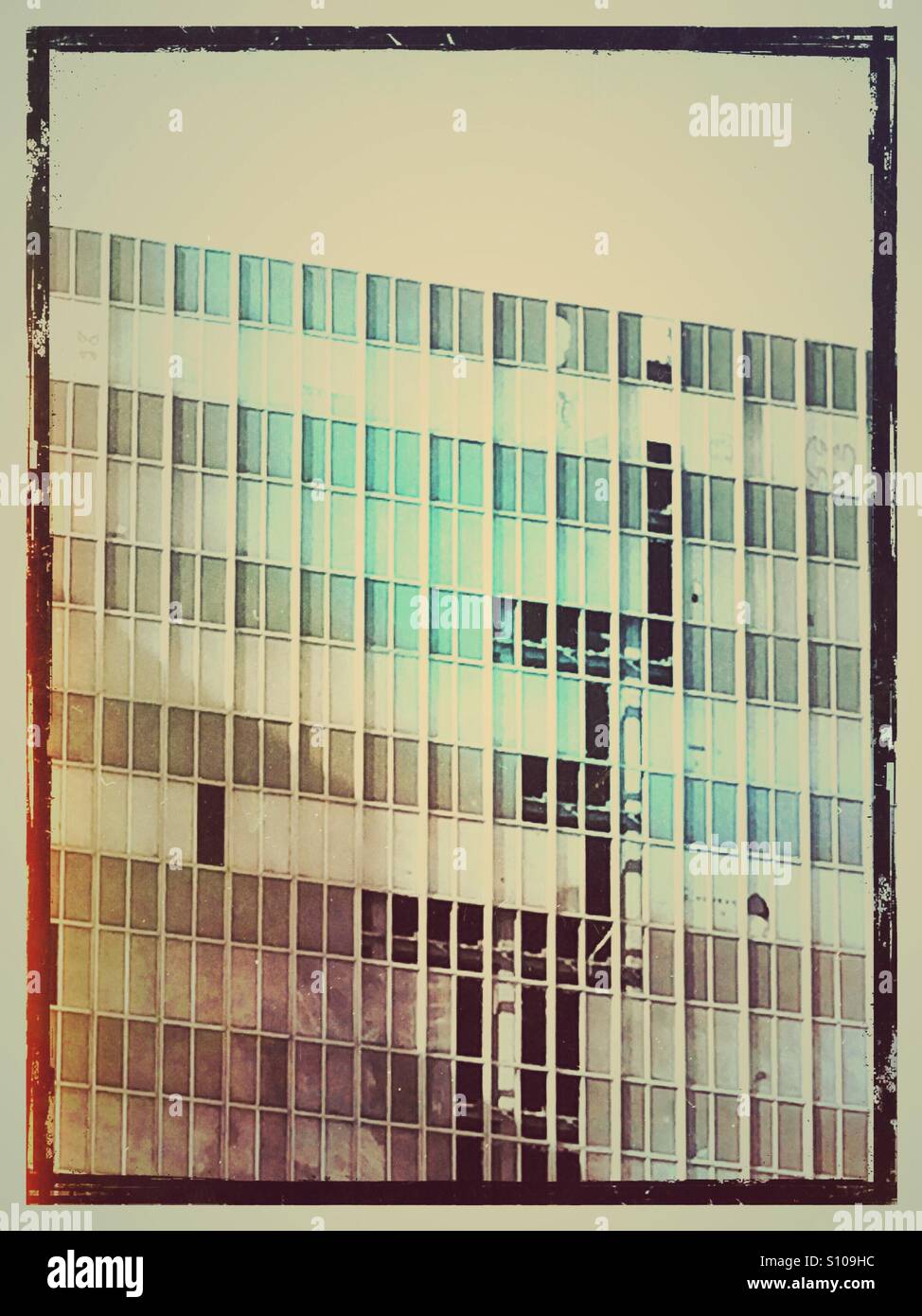 Détruit un immeuble de bureaux. Look rétro. Abstract - Image de stock capturée avec un smartphone