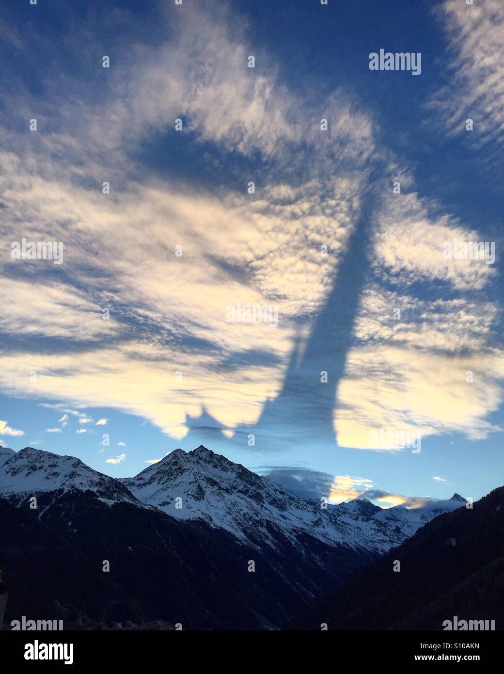 Ombre d'une montagne dans les nuages au lever du soleil Photo Stock - Alamy