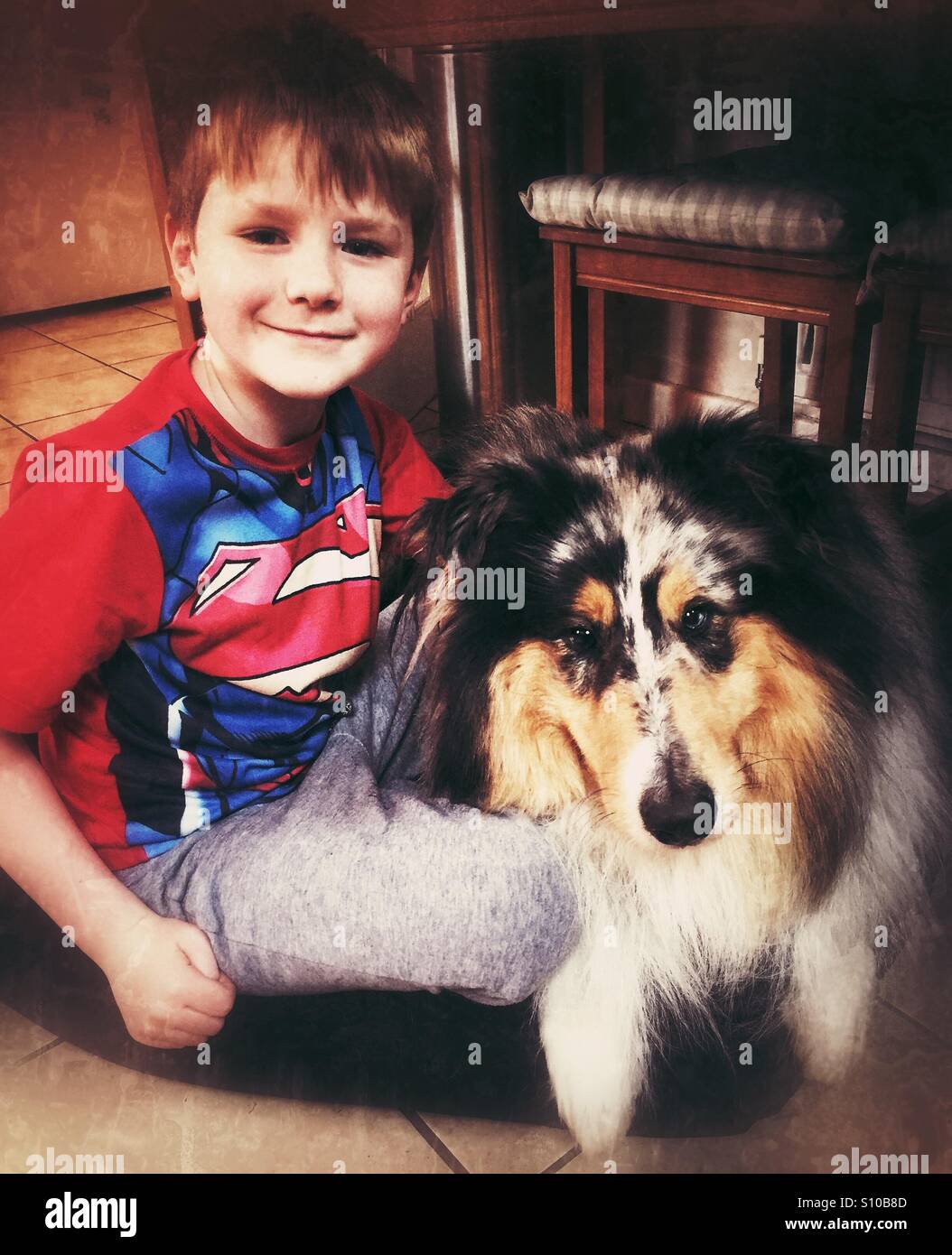 Meilleurs amis. Un garçon avec son chien. Banque D'Images
