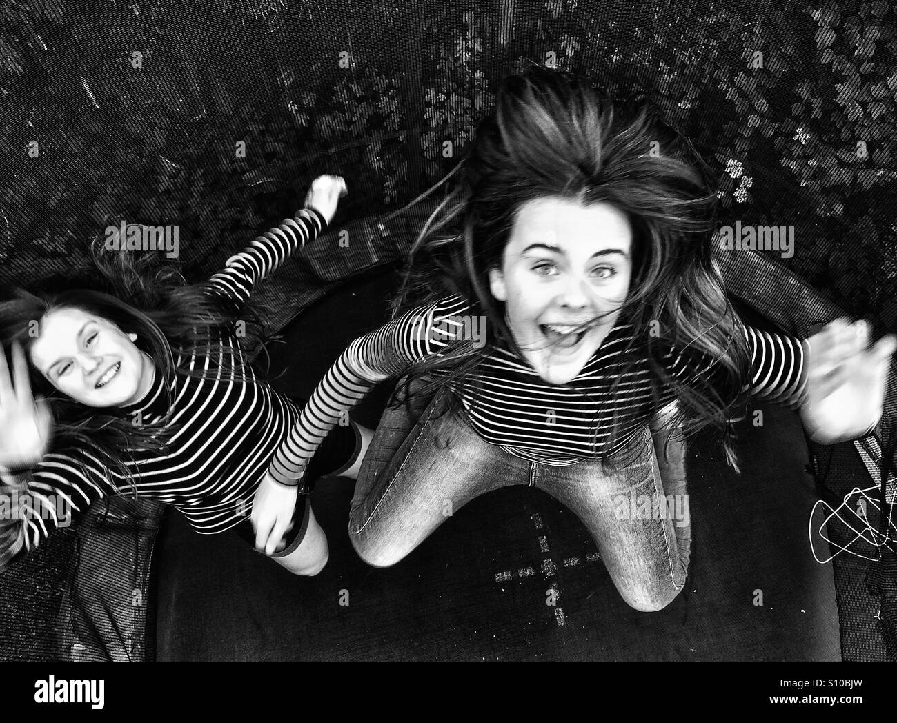 Deux filles sur un trampoline Banque D'Images