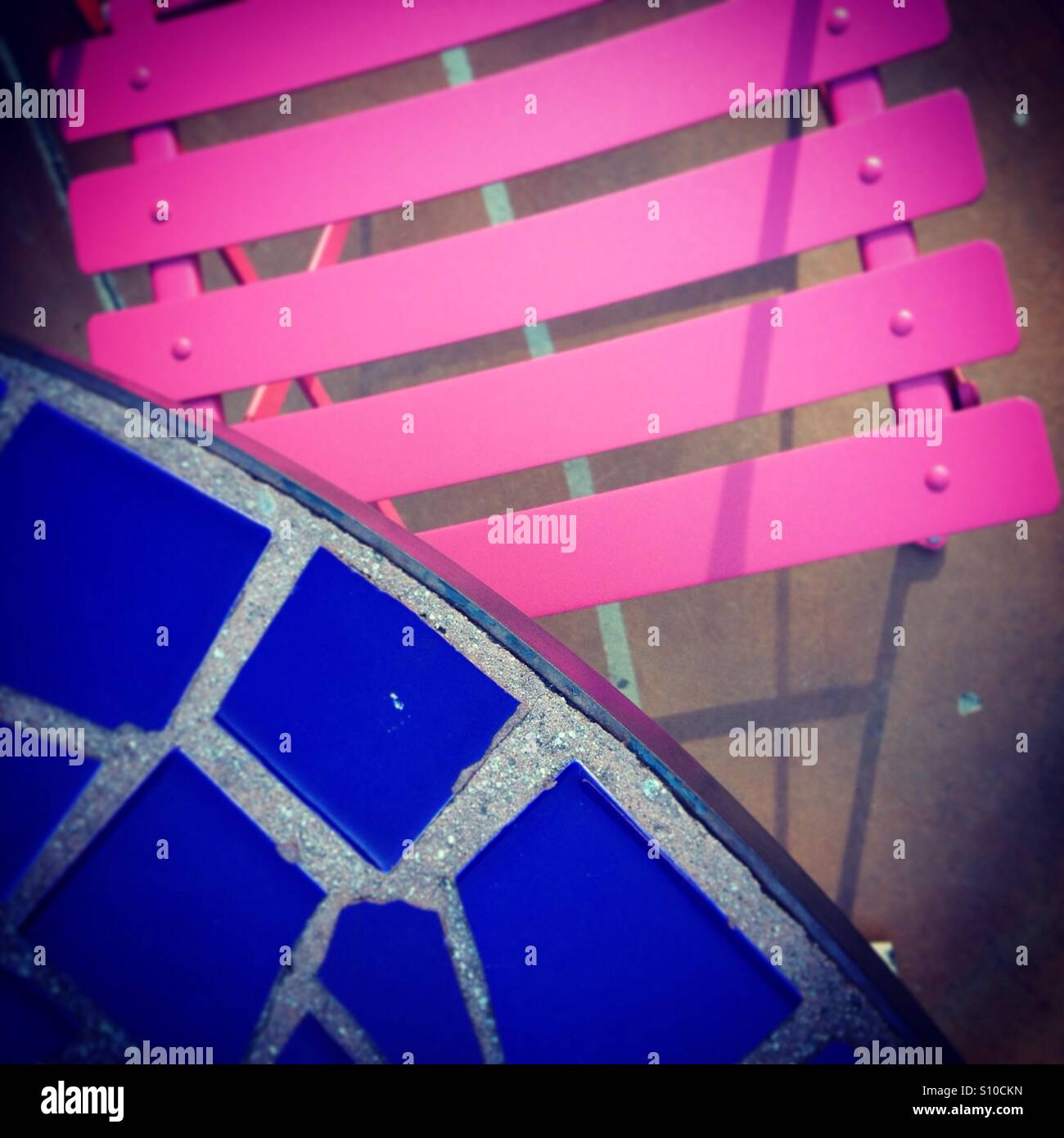 Table de café et chaise assis au bord de la piscine à l'hôtel Phoenix à San Francisco, Californie. Banque D'Images