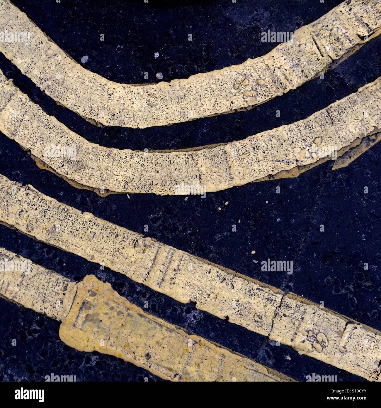 Double double lignes jaunes - Image de stock capturée avec un smartphone