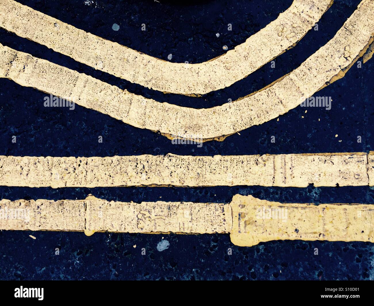 Double double lignes jaunes - Image de stock capturée avec un smartphone