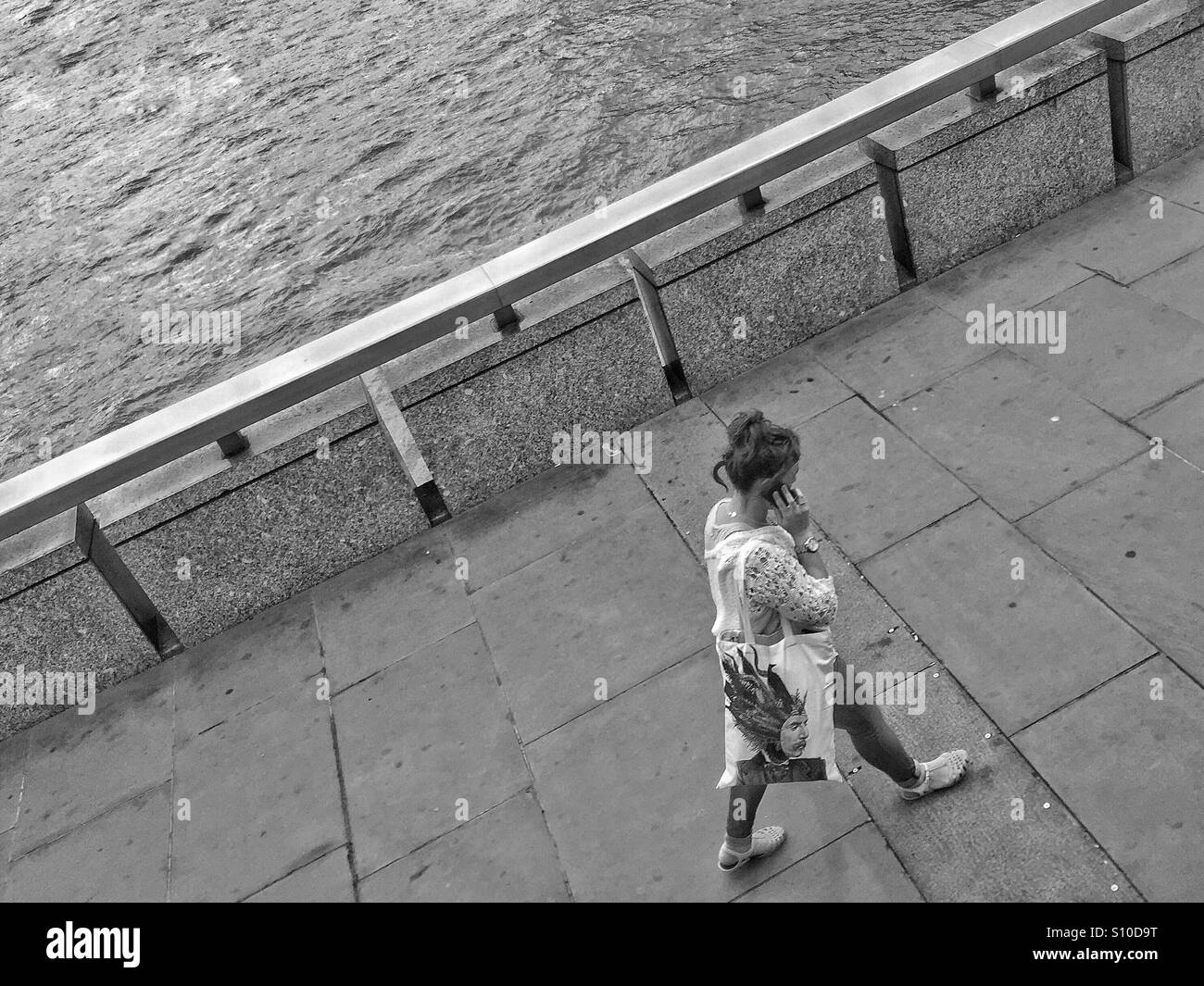 Traversée du Pont de Londres. Woman with mobile phone Banque D'Images