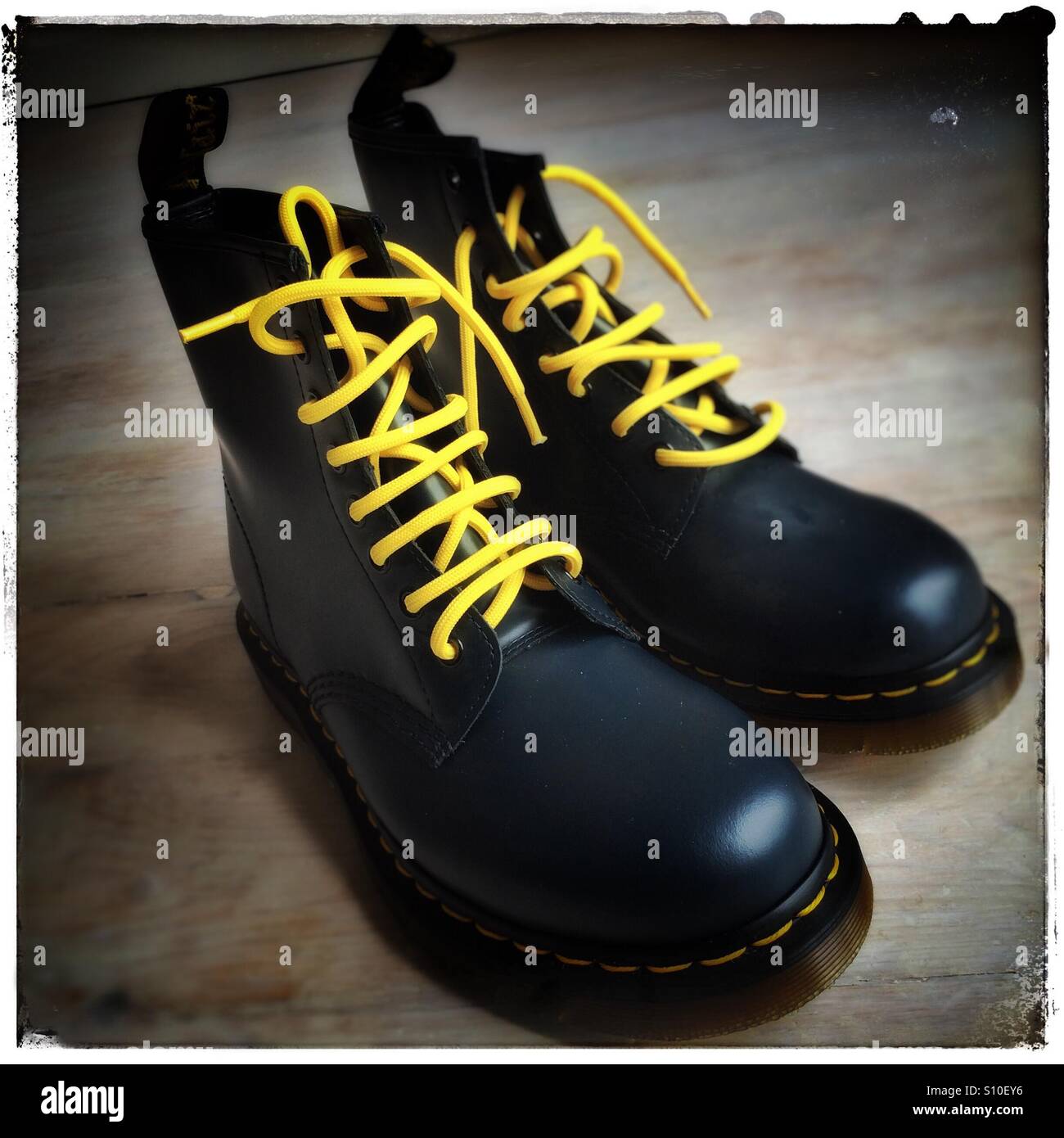 Dr Martens boots style classique en cuir bleu avec lacets jaune Photo Stock  - Alamy